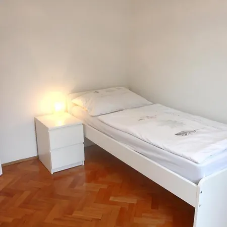 Warm And Comfy With Parking! *