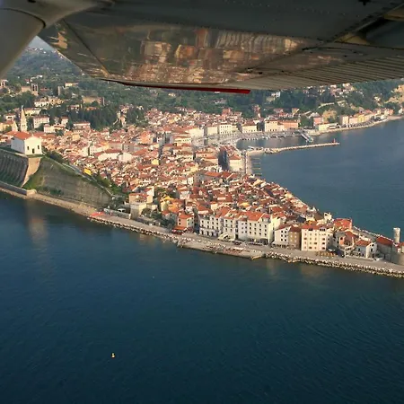 Warm And Comfy With Parking! *