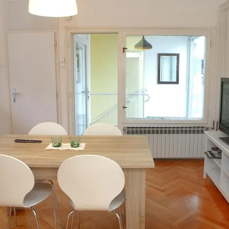 Warm And Comfy With Parking! *