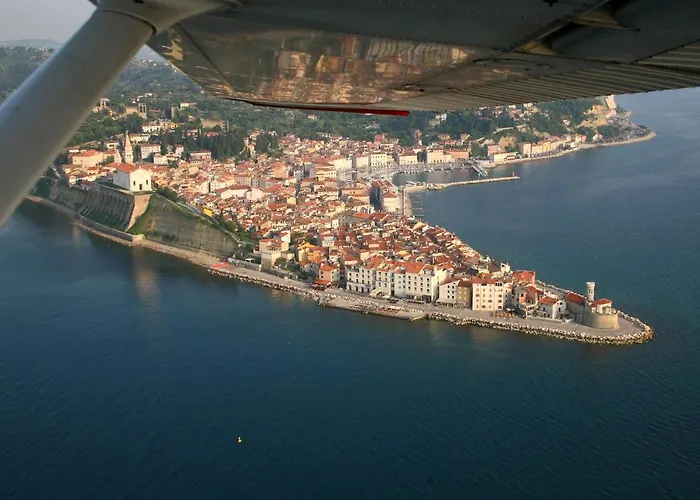 Warm And Comfy With Parking! *