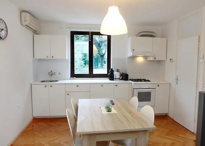 Warm And Comfy With Parking! * Piran