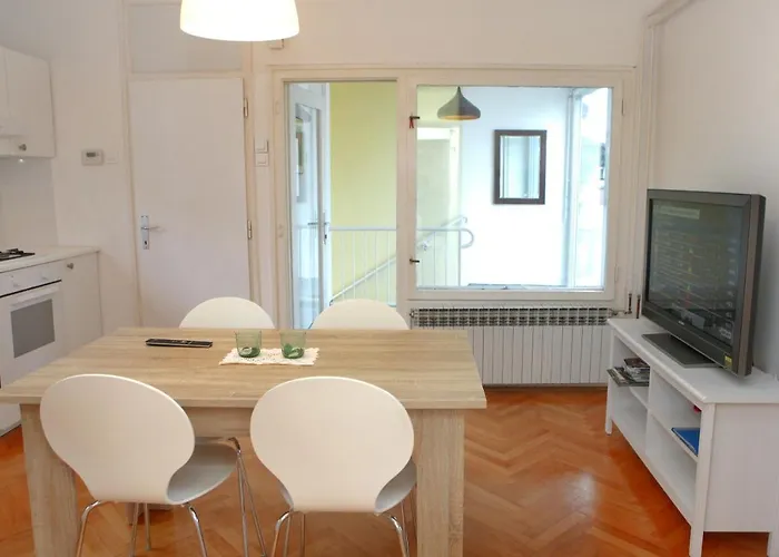 Warm And Comfy With Parking! *